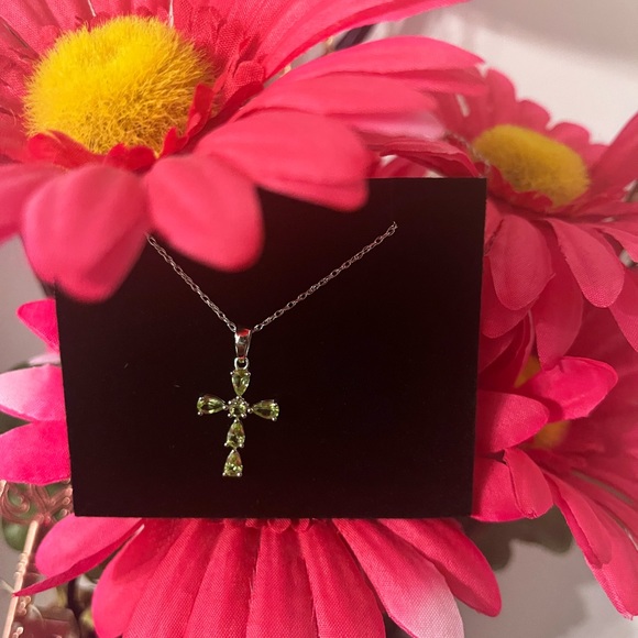 Beautiful 💚cross pendant and necklace - Picture 6 of 8